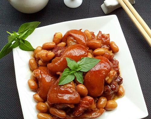 她每次燉豬蹄都不加水，加一瓶「調味料」軟爛香嫩不油膩，一大鍋都不夠吃