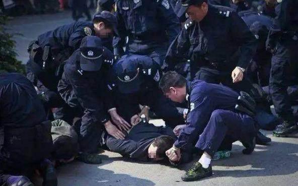 媽媽買飯發現「飯店抽油煙機沒有一滴油」驚覺不對勁！沒想到這家飯店「藏著驚人秘密」報警後傻了！