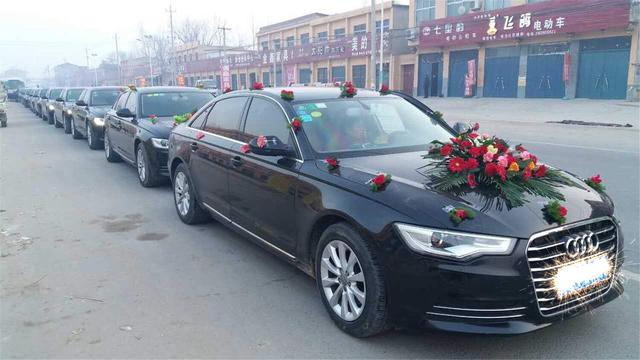 他希望「乞丐父親」婚禮當天別來丟臉，沒想到父親竟開了十輛名車出現讓他後悔！