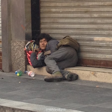 他希望「乞丐父親」婚禮當天別來丟臉，沒想到父親竟開了十輛名車出現讓他後悔！