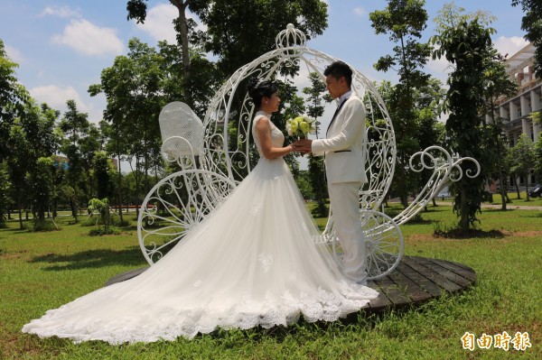 他要娶富家女叫「乞丐爸爸」別來丟臉！婚禮上爸爸卻開「10輛奧迪」他後悔莫及