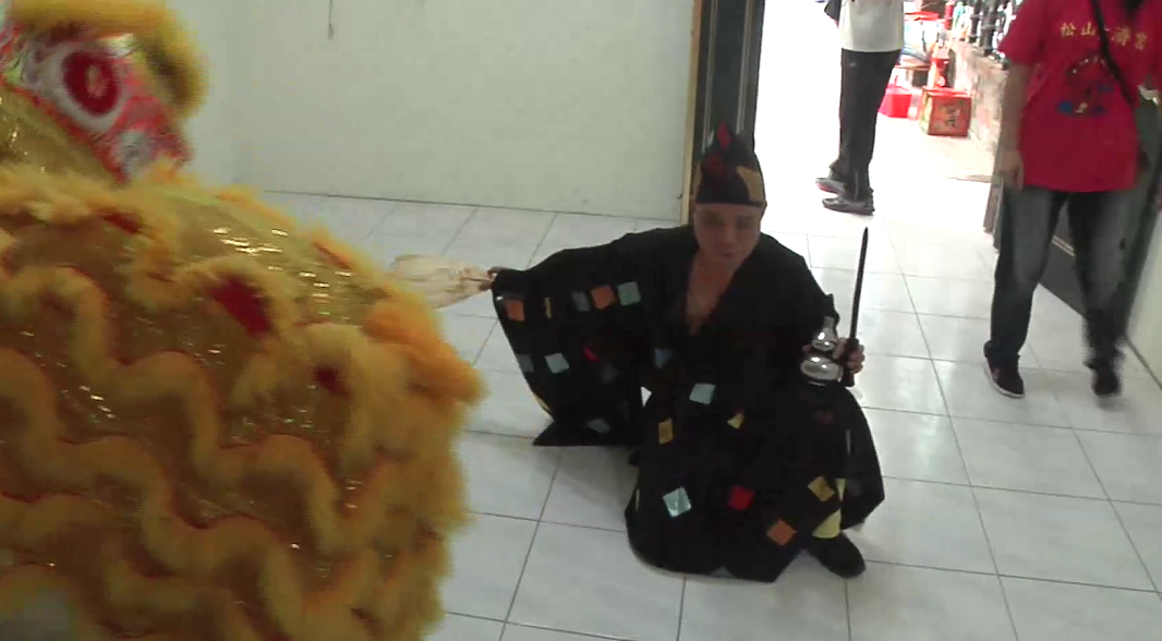 新婚夫妻「受神明託夢」搬進五子命案凶宅，搬家當天開直播居然看到「這個畫面」...