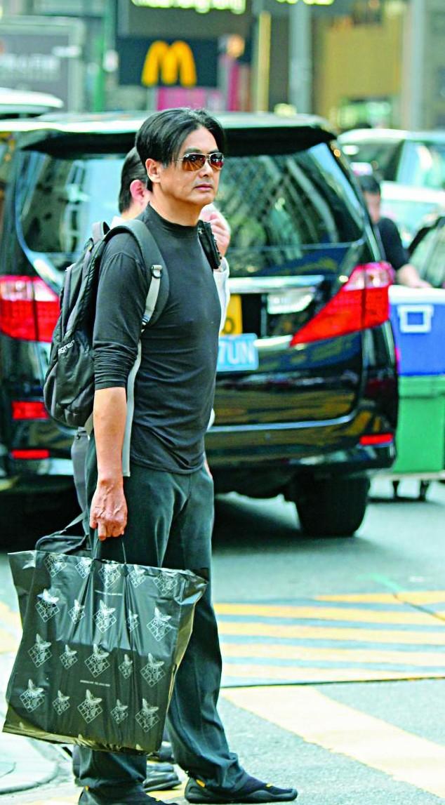 他當年迷倒萬千少女、曾與周潤發齊名如今「變得認不出」！息影後與妻子走在路上就像...