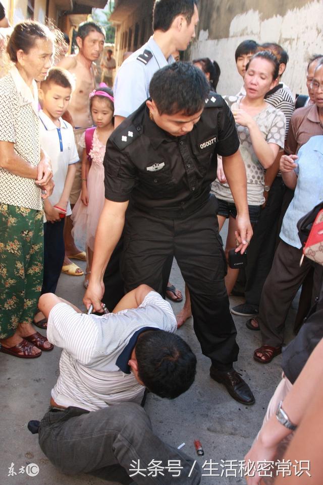 女兒帶男友回家吃飯卻「打暗號求救」！母親發覺狀況不對「立刻報警」