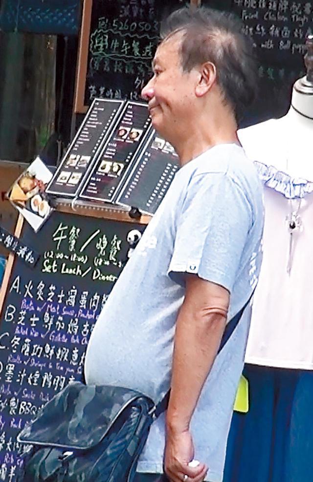他當年迷倒萬千少女、曾與周潤發齊名如今「變得認不出」！息影後與妻子走在路上就像...