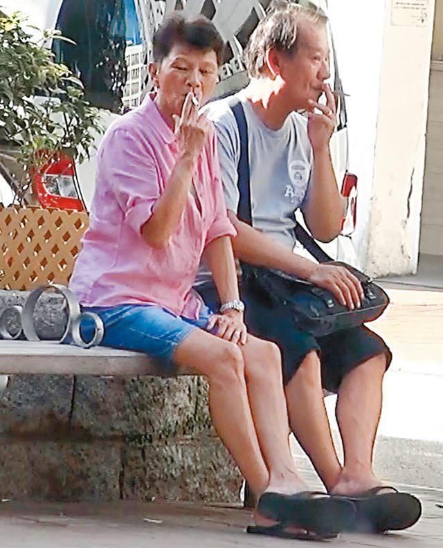 他當年迷倒萬千少女、曾與周潤發齊名如今「變得認不出」！息影後與妻子走在路上就像...