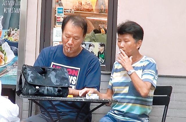 他當年迷倒萬千少女、曾與周潤發齊名如今「變得認不出」！息影後與妻子走在路上就像...