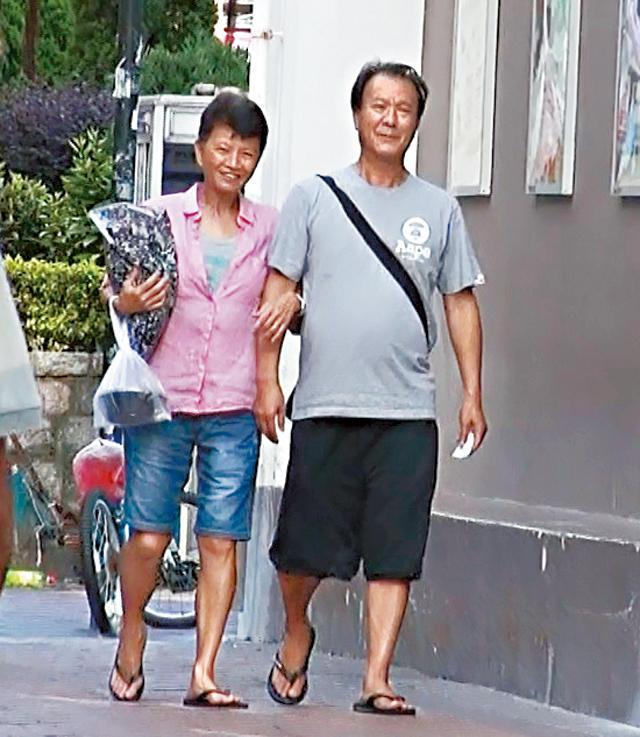 他當年迷倒萬千少女、曾與周潤發齊名如今「變得認不出」！息影後與妻子走在路上就像...