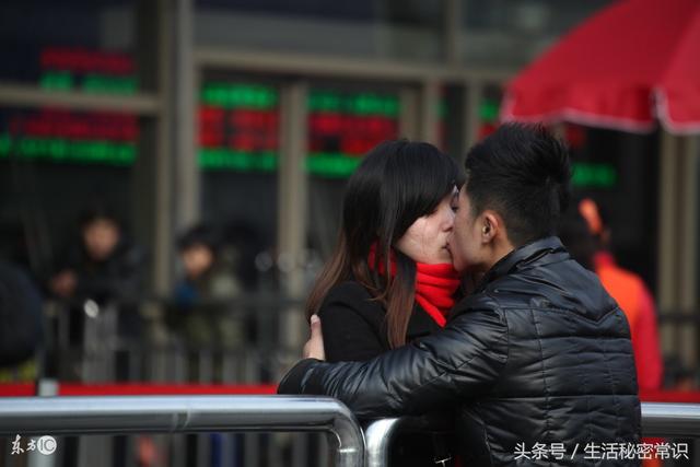 女兒帶男友回家吃飯卻「打暗號求救」！母親發覺狀況不對「立刻報警」