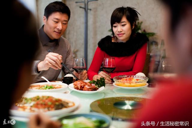 女兒帶男友回家吃飯卻「打暗號求救」！母親發覺狀況不對「立刻報警」