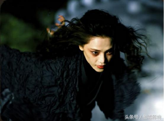 她本可成為「一線明星」！看見孩子慘死垃圾桶「決定退出演藝圈」　