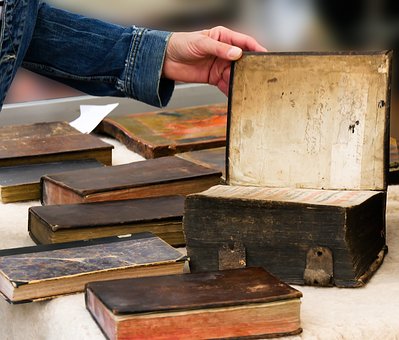 我出嫁父母「只給舊書當嫁妝」遭婆婆看輕!婚禮隔天「打開舊書」一看我卻愣住了