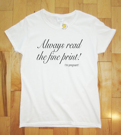 男子一回家女友就炫耀：「你看我的新衣服！」仔細看「衣服上的亮點」他當場跪下爆哭！