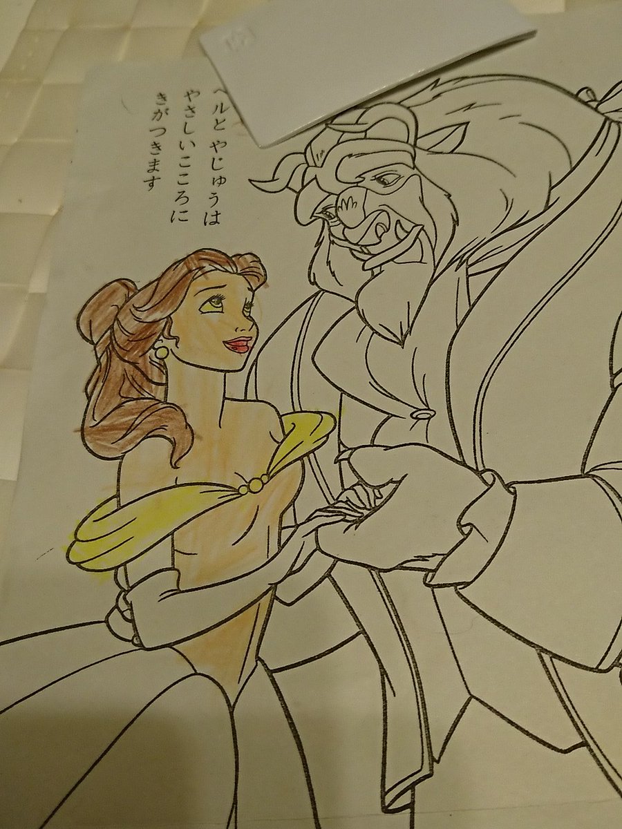 女兒正在塗《美女與野獸》著色本　媽媽往下一看「貝兒的禮服」笑到崩潰：慾女與野獸！？