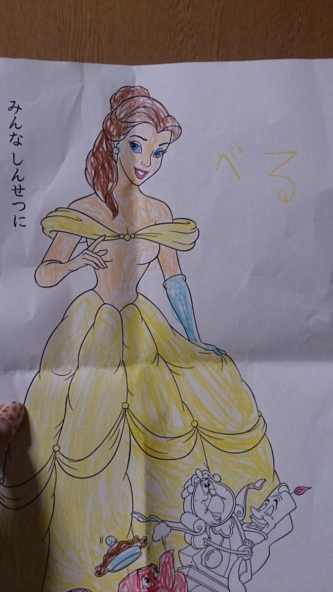 女兒正在塗《美女與野獸》著色本　媽媽往下一看「貝兒的禮服」笑到崩潰：慾女與野獸！？