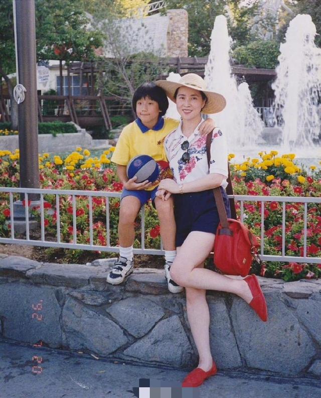  難怪成龍離不開她！房祖名網路po出媽媽年輕照，原來當年的林鳳嬌那麼美