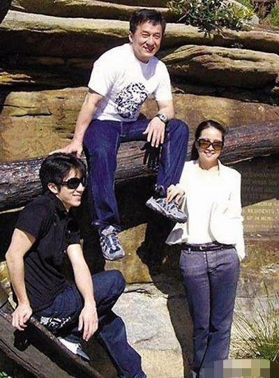  難怪成龍離不開她！房祖名網路po出媽媽年輕照，原來當年的林鳳嬌那麼美