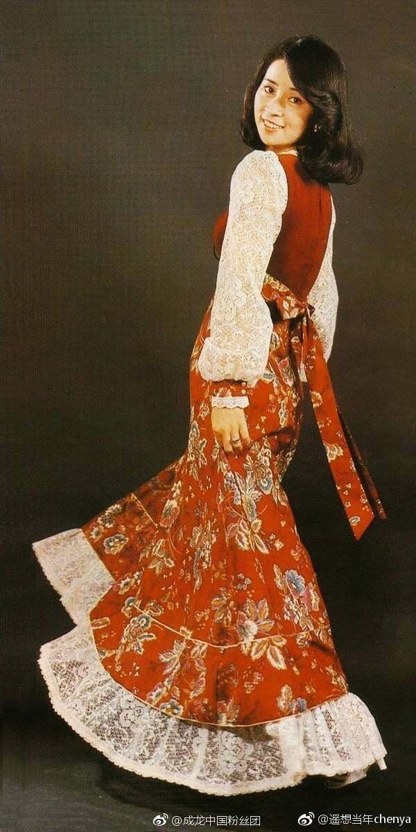  難怪成龍離不開她！房祖名網路po出媽媽年輕照，原來當年的林鳳嬌那麼美