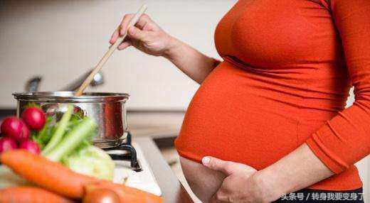 婆婆生日全家人都在閒聊，只有我「挺著大肚子在做飯」！老公回家一看直接「翻桌」