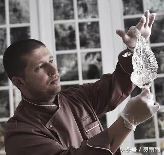 富二代大手筆「花500萬做結婚蛋糕」被酸錢太多，沒想到蛋糕一推出來，全場被「美到目瞪口呆」！