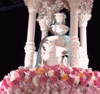 富二代大手筆「花500萬做結婚蛋糕」被酸錢太多，沒想到蛋糕一推出來，全場被「美到目瞪口呆」！