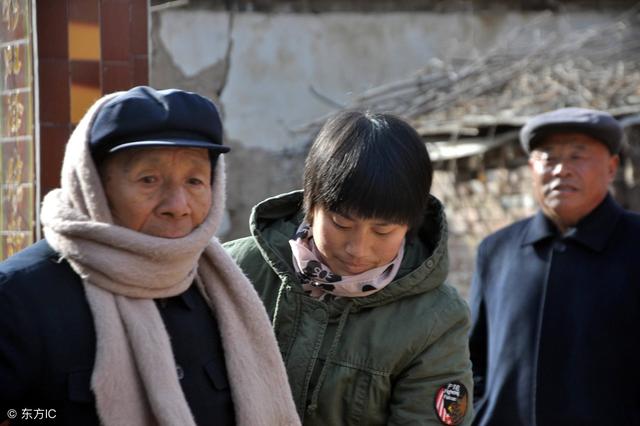 老人常到小吃店「吃飯不付錢」，媳婦過來結賬，老闆不收錢竟還叫老人「爹」？！