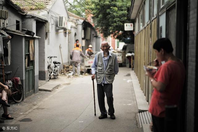 老人常到小吃店「吃飯不付錢」，媳婦過來結賬，老闆不收錢竟還叫老人「爹」？！