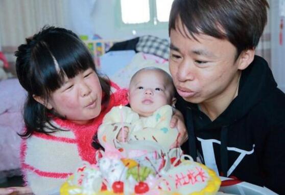 這對「侏儒夫婦」不顧反對堅持生子，兒子出生後「卻長成這樣」…眾人看了都流淚！