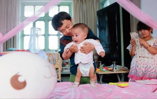 這對「侏儒夫婦」不顧反對堅持生子，兒子出生後「卻長成這樣」…眾人看了都流淚！