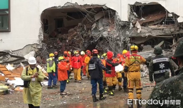 罹難者母慟「他愛美，卻只剩半邊臉」含淚招魂！6名修復師幫忙「恢復生前帥貌」家屬痛哭感謝！