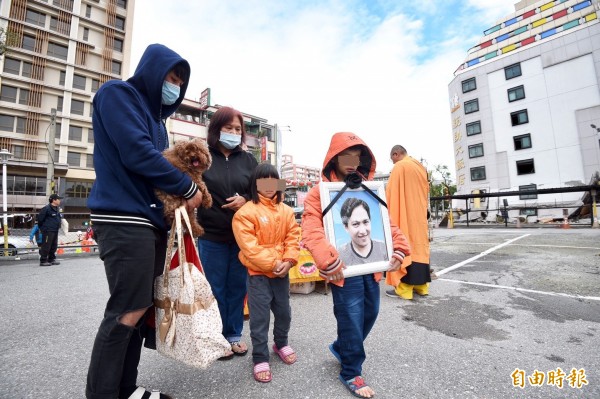 罹難者母慟「他愛美，卻只剩半邊臉」含淚招魂！6名修復師幫忙「恢復生前帥貌」家屬痛哭感謝！