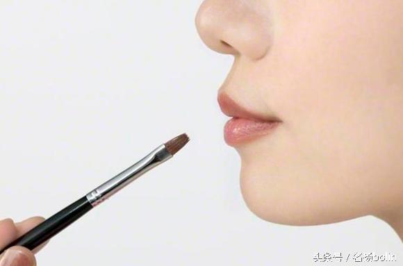 「妮維雅藍罐」的7種超神奇用法！睡前一次讓你「皮膚白皙稚嫩」難怪日本女生人手一罐！