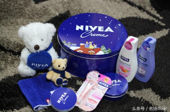 「妮維雅藍罐」的7種超神奇用法！睡前一次讓你「皮膚白皙稚嫩」難怪日本女生人手一罐！