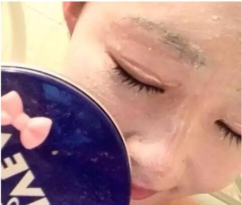 「妮維雅藍罐」的7種超神奇用法！睡前一次讓你「皮膚白皙稚嫩」難怪日本女生人手一罐！