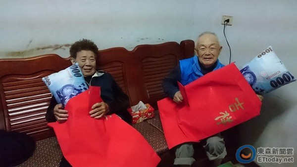 孫子過年包「超厚紅包」給阿公阿嬤！打開後老人家「笑開懷」讓網友既爆笑又感動