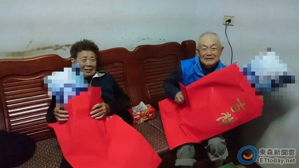 孫子過年包「超厚紅包」給阿公阿嬤！打開後老人家「笑開懷」讓網友既爆笑又感動