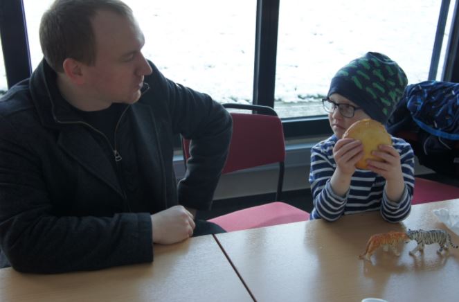 單親爸「老婆過世、4歲兒罹癌」假全用光...全體同事竟「自願加班3300小時」為他做一件事！