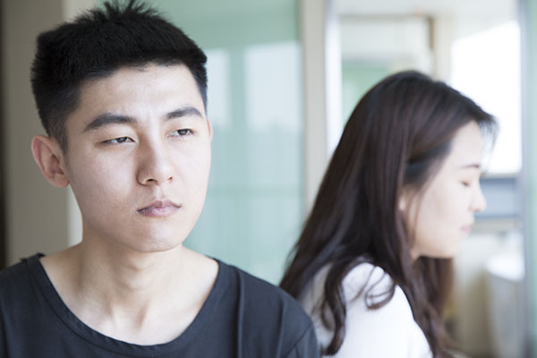 老公堅持不肯去我家過年！除夕當晚他接到我媽「一通電話」卻連夜帶我和兒子回娘家