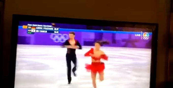 滑冰女選手出賽「第5秒鈕扣就爆開」走光！擔心被判失格「敬業完成比賽」全場觀眾鼓掌叫好！