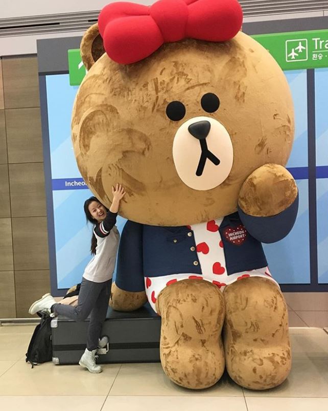 滑冰女選手出賽「第5秒鈕扣就爆開」走光！擔心被判失格「敬業完成比賽」全場觀眾鼓掌叫好！