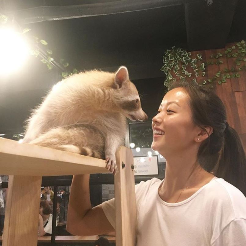滑冰女選手出賽「第5秒鈕扣就爆開」走光！擔心被判失格「敬業完成比賽」全場觀眾鼓掌叫好！