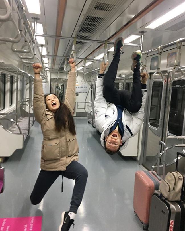 滑冰女選手出賽「第5秒鈕扣就爆開」走光！擔心被判失格「敬業完成比賽」全場觀眾鼓掌叫好！