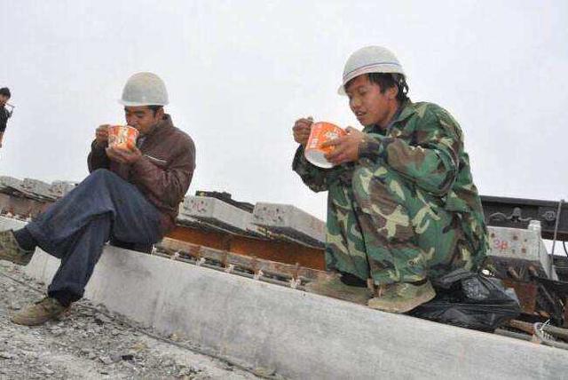 丈夫英年早逝，葬禮上妻子不斷打電話令眾人傻眼；當她終於放下電話，全場卻為她鼓掌！