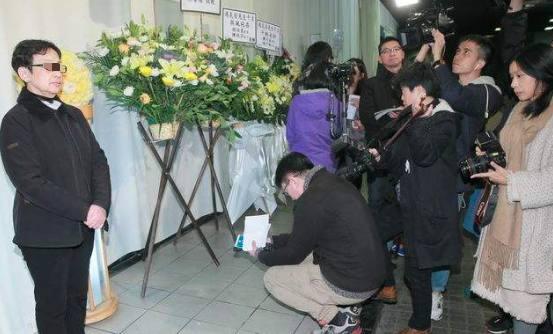 丈夫英年早逝，葬禮上妻子不斷打電話令眾人傻眼；當她終於放下電話，全場卻為她鼓掌！