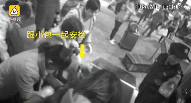 大媽擔心錢包被偷竟「整個人鑽進安檢機」！畫面曝光「全身赤 裸被發現...」讓人看傻眼！