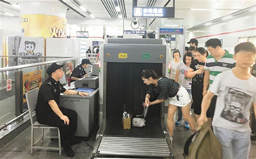 大媽擔心錢包被偷竟「整個人鑽進安檢機」！畫面曝光「全身赤 裸被發現...」讓人看傻眼！