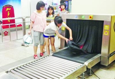 大媽擔心錢包被偷竟「整個人鑽進安檢機」！畫面曝光「全身赤 裸被發現...」讓人看傻眼！