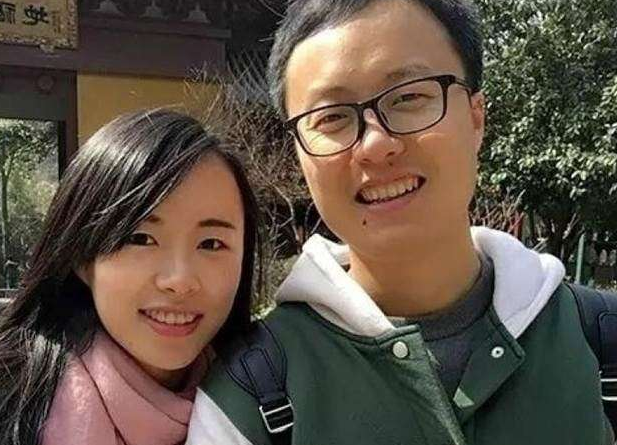 她翻出老公16年前舊照看到「這紅衣女子怪怪的」！仔細一看後竟發現「驚人秘密」