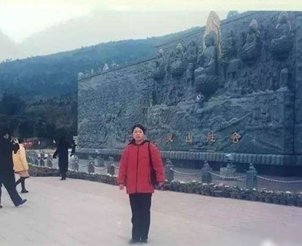 她翻出老公16年前舊照看到「這紅衣女子怪怪的」！仔細一看後竟發現「驚人秘密」