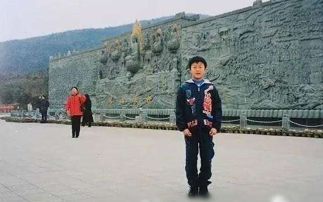 她翻出老公16年前舊照看到「這紅衣女子怪怪的」！仔細一看後竟發現「驚人秘密」